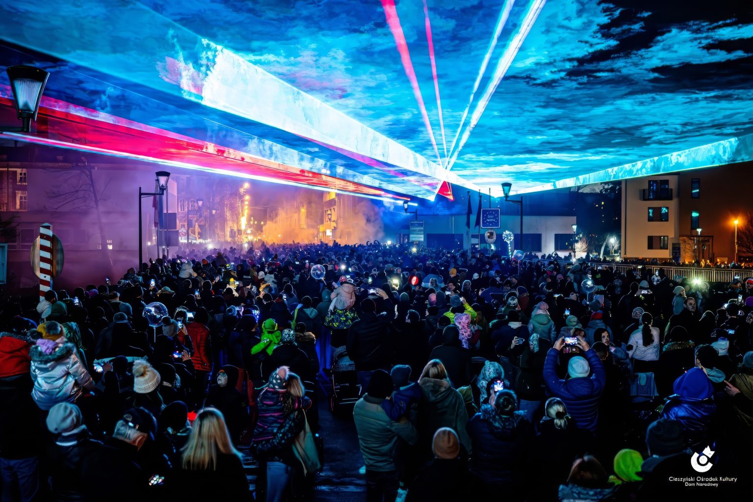 outdoor-laser-show-final-1-1536x1024 Disco laser lights projected by the LaserCube laser light projector indoors
